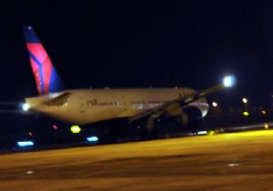 DELTA’NIN B 777’Sİ ACİL İNDİ